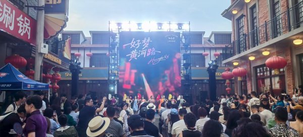 米配资 上海影视乐园黄河路焕新升级，“繁花依旧”摩登SHOW点燃城市夜经济